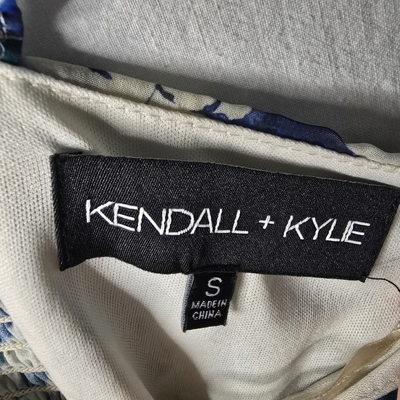 Kendall & Kylie Floral Blue and White Crop Top Size Small - Picture 5 of 8
